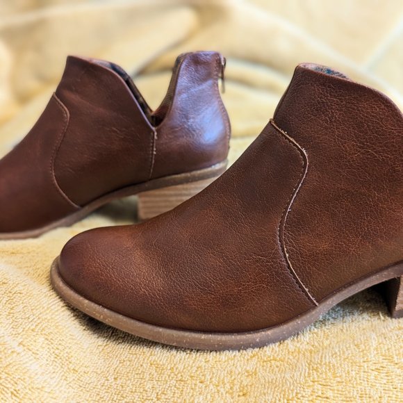 B. O. C. Women's Lucy Ankle Booties - Picture 2 of 11